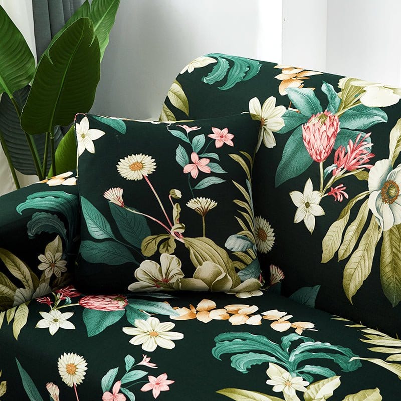 Deux housses de coussin extensibles sur un canapé gris