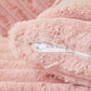 Housse de coussin rose en fausse fourrure épaisse, vue de face