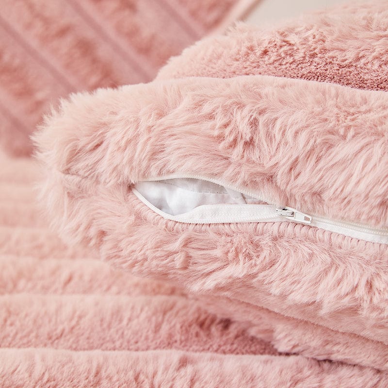 Housse de coussin rose en fausse fourrure épaisse, vue de face