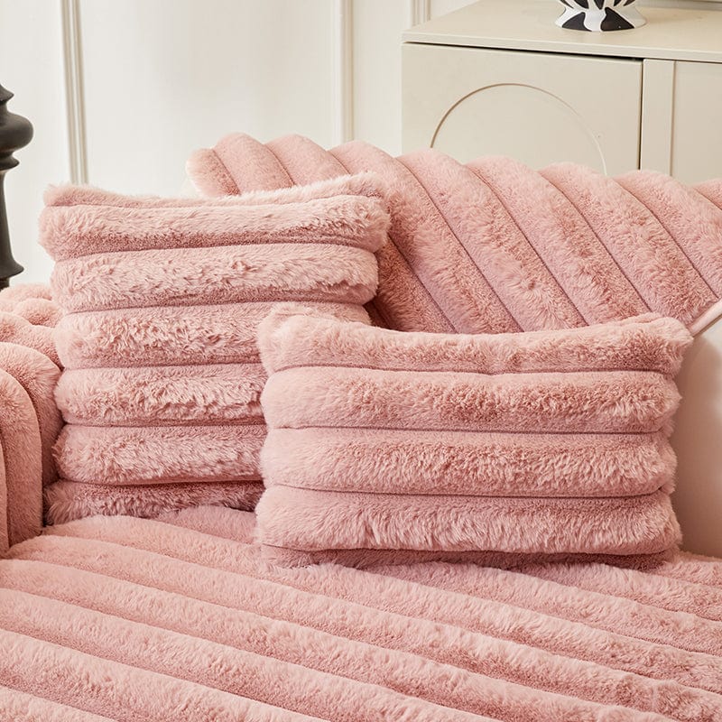 Gros plan sur la texture douce d'une housse de coussin rose
