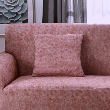 Deux housses de coussin extensibles sur un canapé moderne