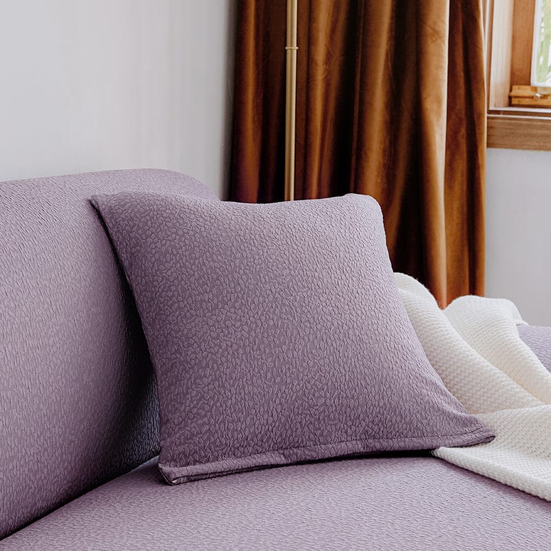 Housse de coussin violette sur canapé, tissu déperlant