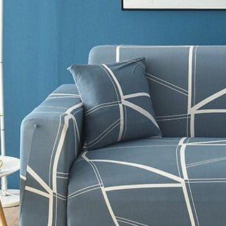 Deux housses de coussin extensibles sur un canapé moderne