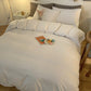 Vue d'ensemble d'une chambre avec la housse de couette blanche