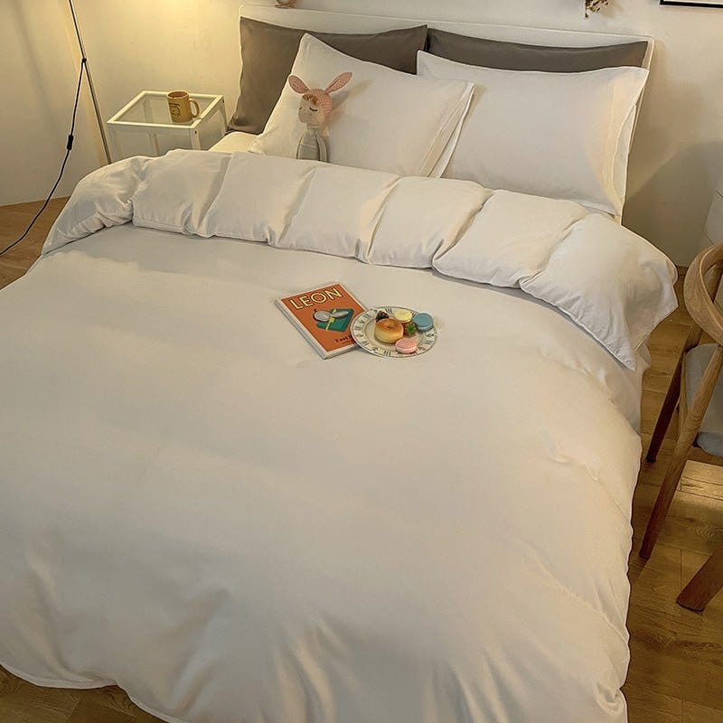 Vue d'ensemble d'une chambre avec la housse de couette blanche