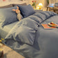 Housse de couette bleu sur lit avec lumière naturelle