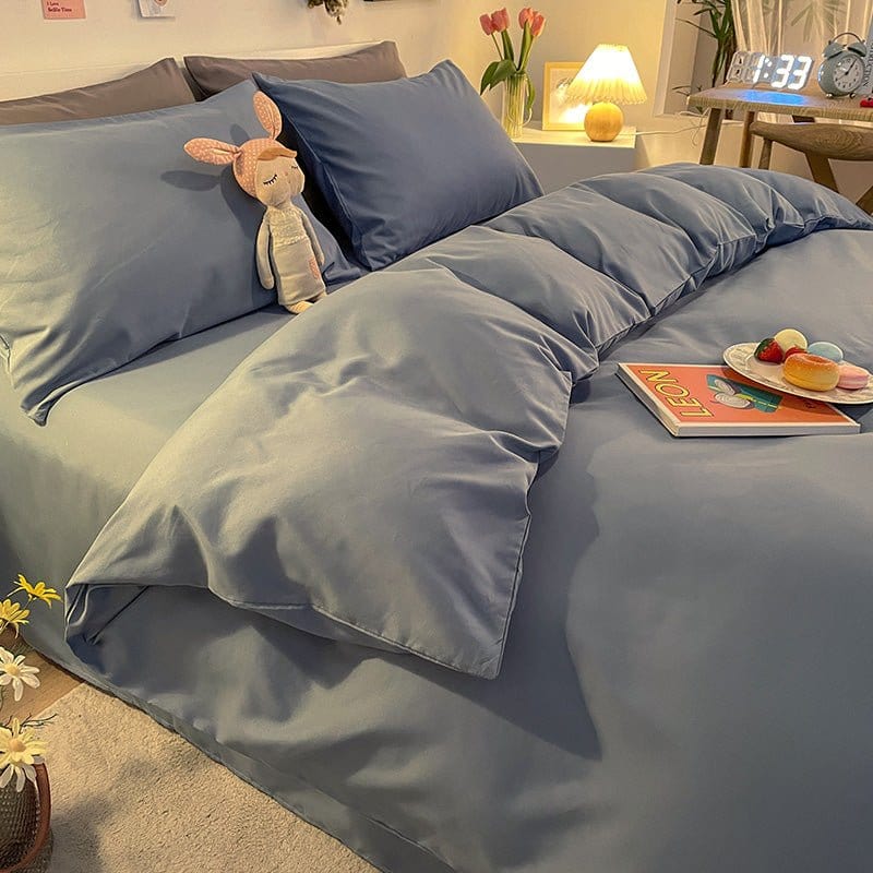 Housse de couette bleu sur lit avec lumière naturelle