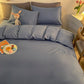 Détail du tissu polyester bleu de la housse de couette
