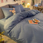 Housse de couette bleu en polyester sur un lit moderne