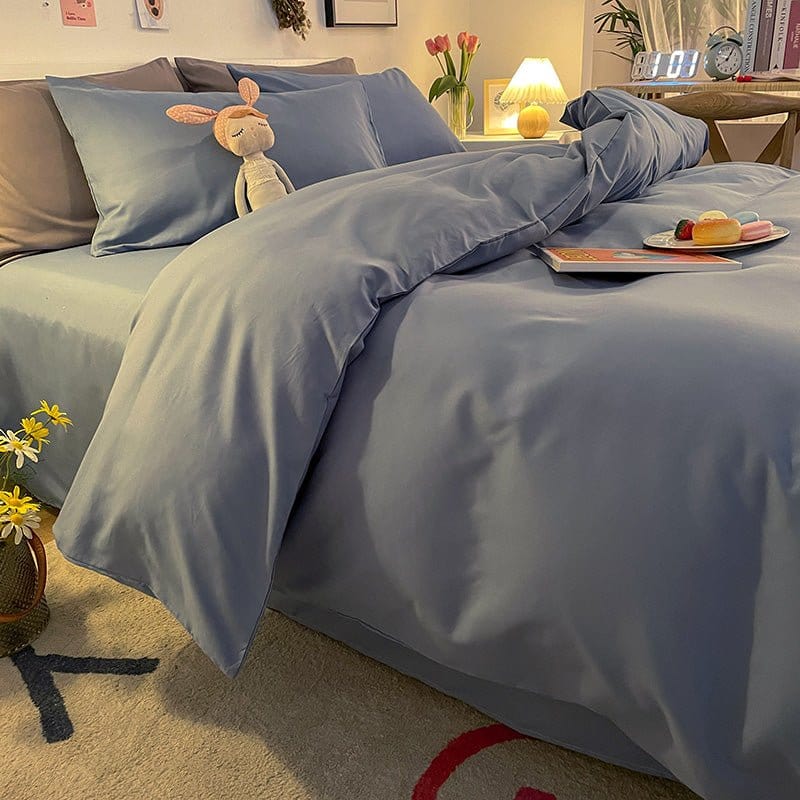 Lit avec housse de couette bleu et décoration minimaliste