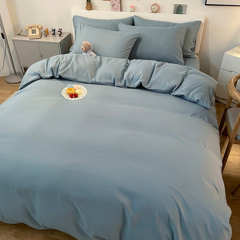 Housse de couette bleu ciel sur un lit bien fait