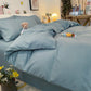 Housse de couette bleu ciel dans une chambre moderne