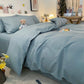 Vue d'ensemble d'une chambre avec housse de couette assortie