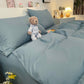 Housse de couette en polyester sur un lit double