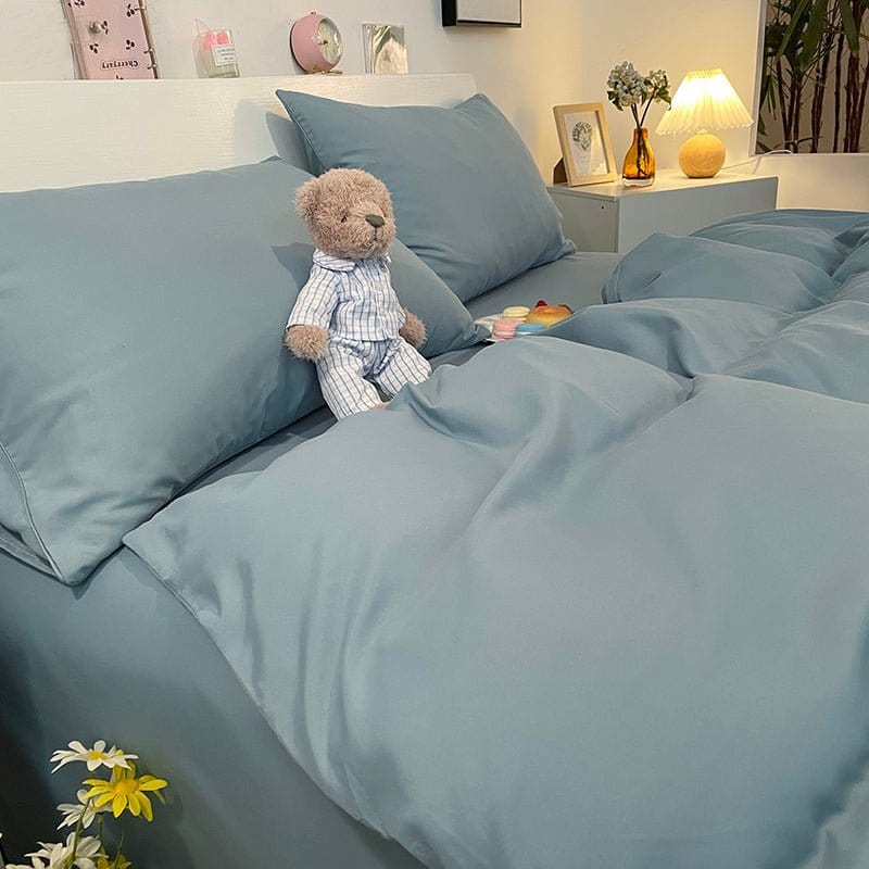 Housse de couette en polyester sur un lit double