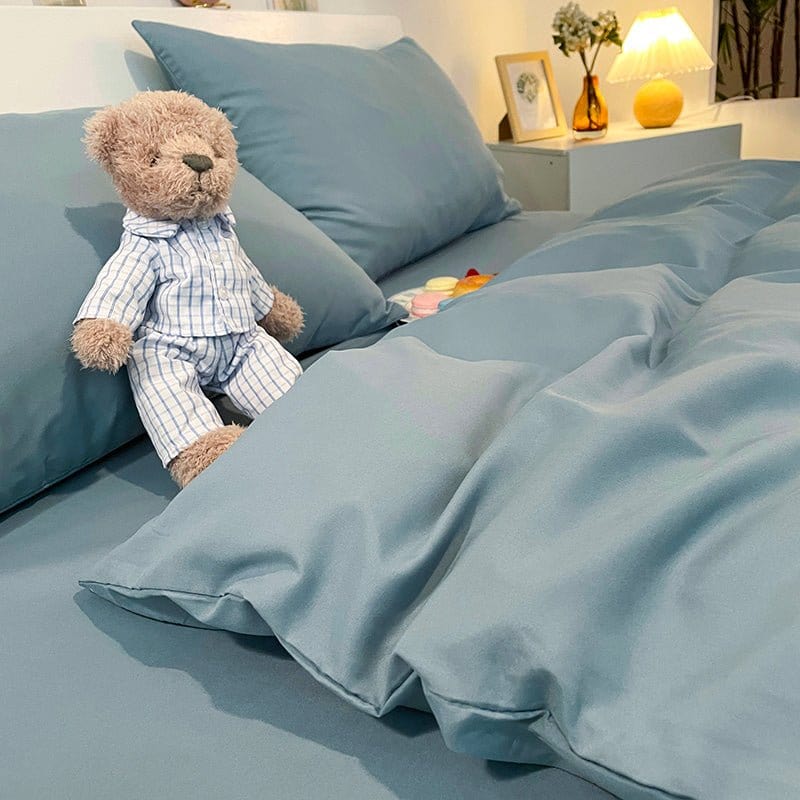 Housse de couette bleu ciel pliée sur un lit