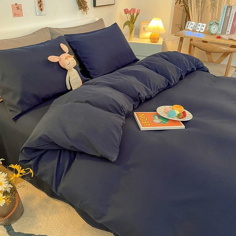 Housse de couette bleu marine sur un lit bien fait