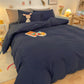 Housse de couette bleu marine dans une chambre moderne