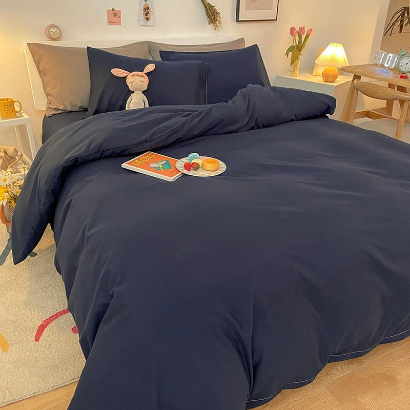 Housse de couette bleu marine dans une chambre moderne