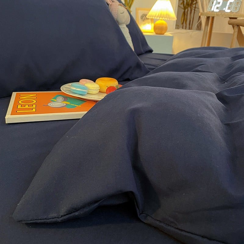 Housse de couette bleu marine mise en valeur par la lumière naturelle