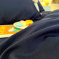 Housse de couette en polyester bleu marine sur un lit double