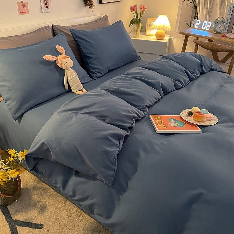 Housse de couette bleu turquin sur un lit bien fait