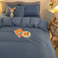 Housse de couette en polyester sur un lit moderne