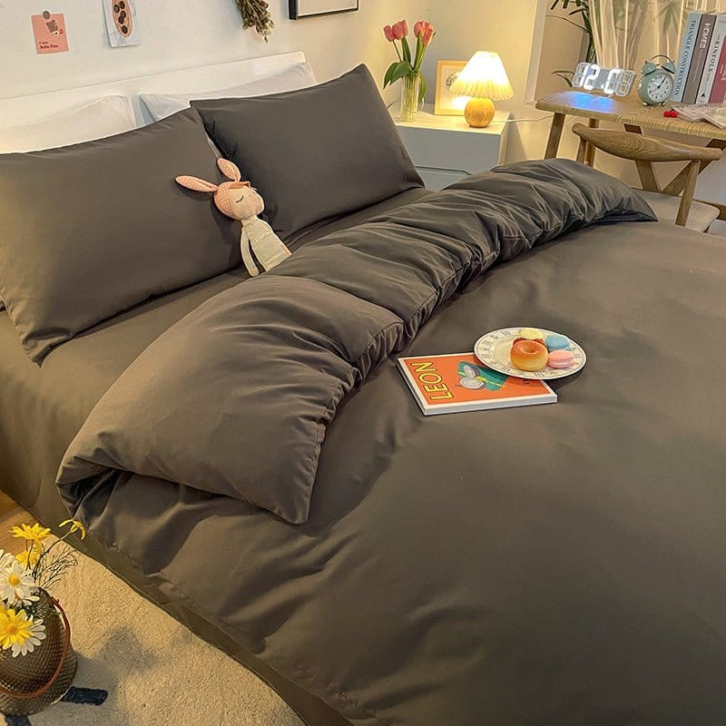 Housse de couette gris foncé sur un lit bien fait