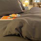 Housse de couette étalée sur un lit moderne