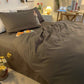 Vue d'ensemble de la chambre avec la housse de couette