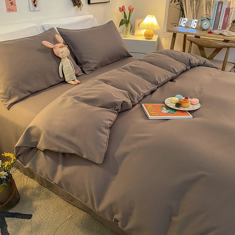 Housse de couette grise en polyester sur un lit bien fait