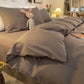 Zoom sur la texture douce de la housse de couette grise