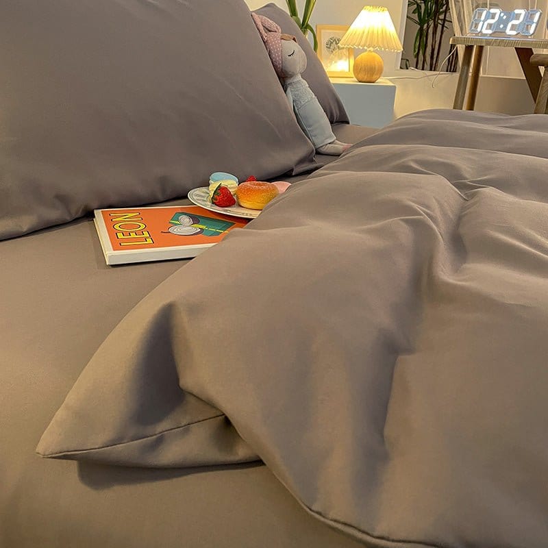 Housse de couette grise montrant sa capacité d'adaptation à différentes tailles
