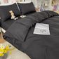 Housse de couette noire en polyester sur un lit double