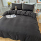 Housse de couette noire en polyester sur un lit
