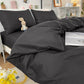 Housse de couette noire pliée sur une étagère