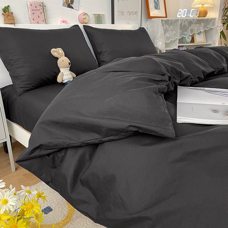 Housse de couette noire pliée sur une étagère