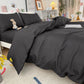 Lit fait avec une housse de couette noire élégante
