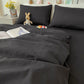 Housse de couette noire étalée sur un lit moderne