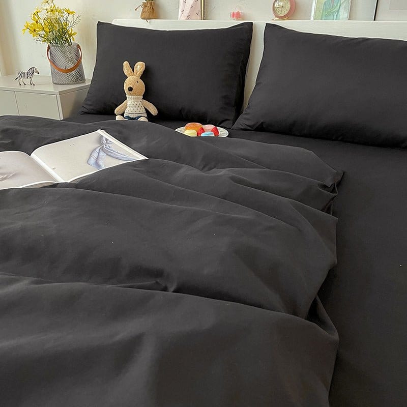 Housse de couette noire étalée sur un lit moderne
