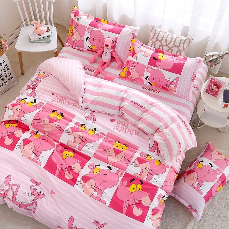 Housse de couette rose en polyester sur un lit