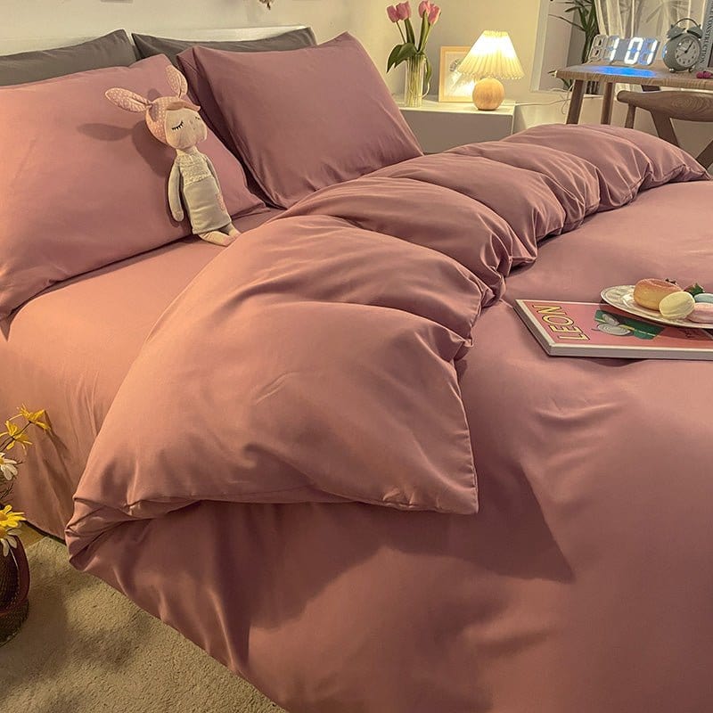 Vue d'ensemble d'une chambre avec housse de couette rose
