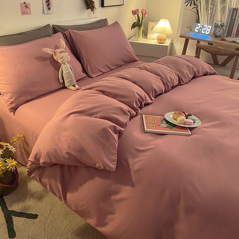 Housse de couette rose en polyester sur un lit bien fait