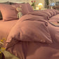 Zoom sur la texture douce de la housse de couette rose