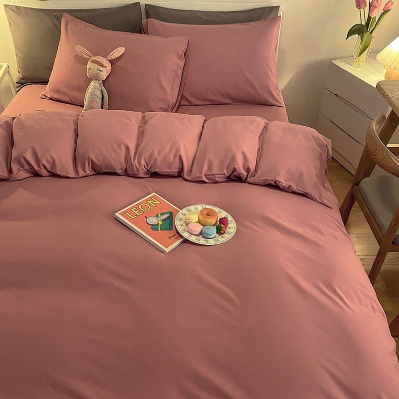 Vue latérale d'une housse de couette rose sur un lit