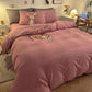 Vue rapprochée de la housse de couette rose sur un matelas