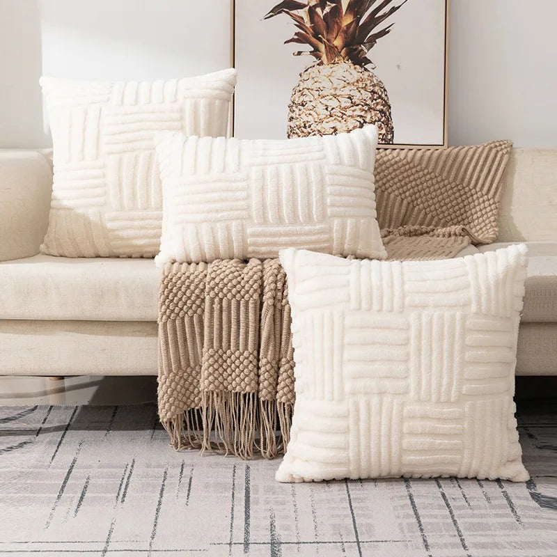 Housse de coussin blanche sur canapé moderne