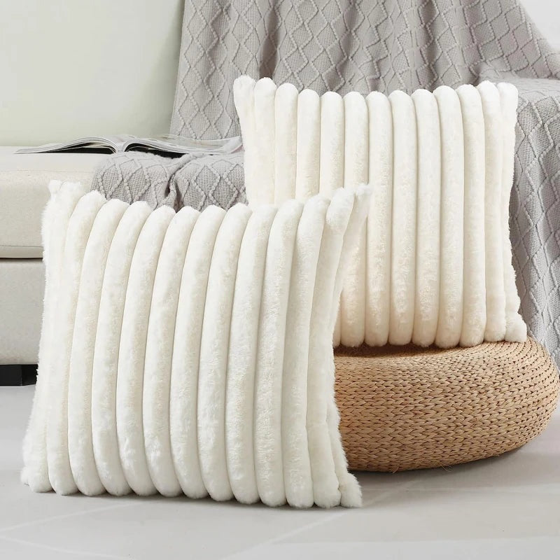 Housse de coussin blanche duveteuse sur fond neutre
