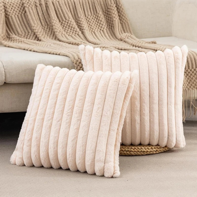 Housse de coussin crème en polaire épaisse sur canapé