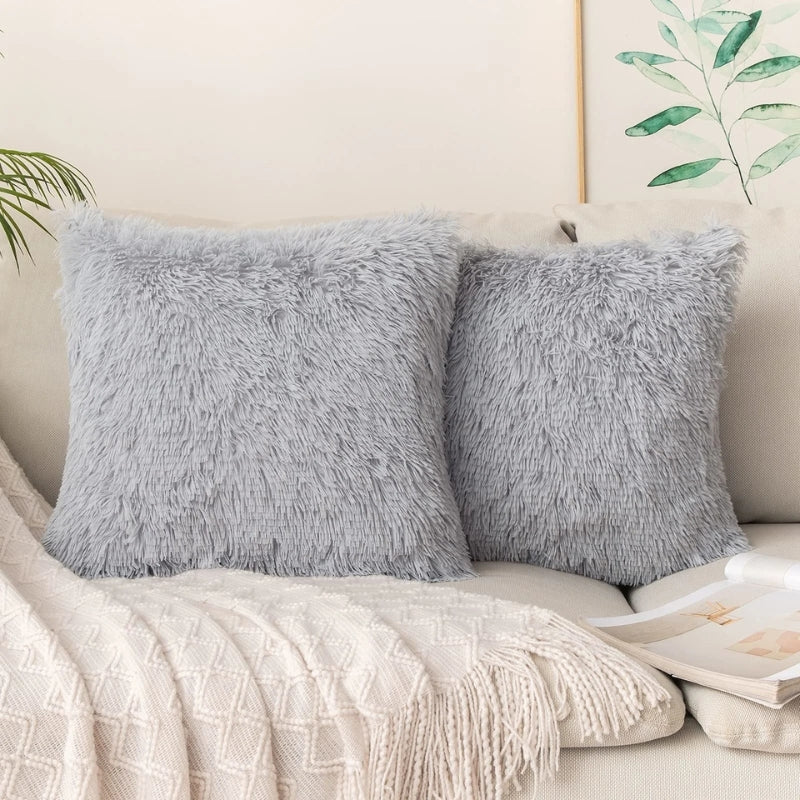 Housse de coussin grise en fausse fourrure douce 45x45cm